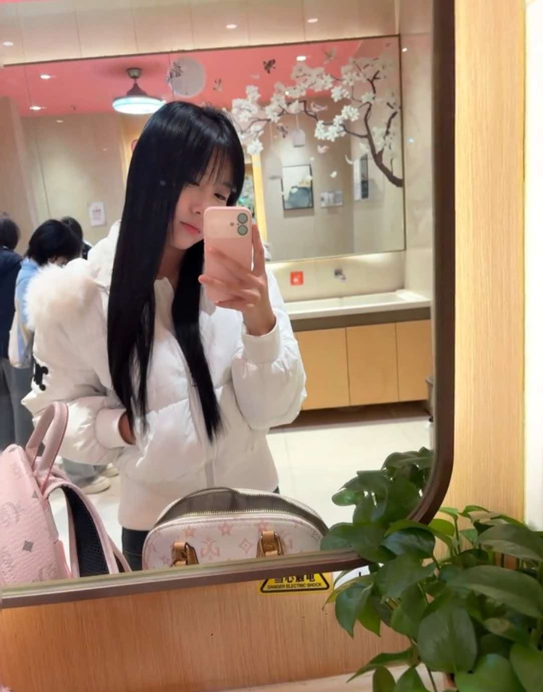 雏鱼理疗师形象照